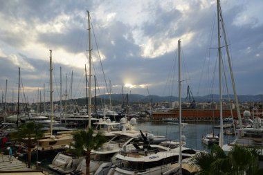 Palma, Mallorca, İspanya - 12 Eylül 2023: Akdeniz kıyısındaki Port de Palma 'da park edilmiş bir su aracı. Bir su aracı ya da su aracılığı ile seyahat etmek için tasarlanmış herhangi bir araçtır..