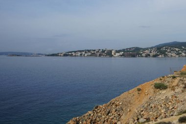 Eylül ayında İspanya 'nın Balearic Adaları, Palma de Mallorca kentinde bulunan Akdeniz kıyılarının manzarası.                                