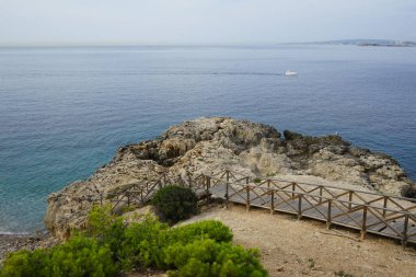 Eylül ayında İspanya 'nın Balearic Adaları, Palma de Mallorca kentinde bulunan Akdeniz kıyılarının manzarası.                                