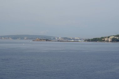 Eylül ayında İspanya 'nın Balearic Adaları, Palma de Mallorca kentinde bulunan Akdeniz kıyılarının manzarası.                                