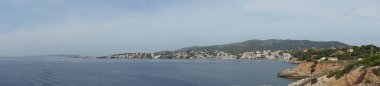 Fotoğraf panoraması Akdeniz manzaralı ve İspanya 'nın Balearic adası Mallorca' daki Palma şehrinde sahili.                               