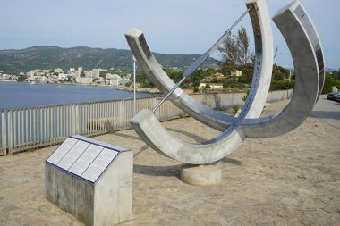 Palma, Mallorca, İspanya - 13 Eylül 2023: Palma limanında, Rafael Soler Gaya tarafından 1989 yılında tasarlanan ve aynı yere yerleştirilen saatin bir kopyası olan Ekvator Saati bulunmaktadır. Saatin şekli arteriyel bir küredir..      