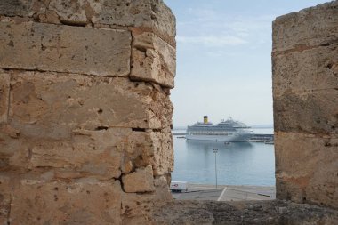 San Carlos Kalesi 'nin dış tahkimatlarından Akdeniz manzarası. San Carlos Kalesi ya da Castillo de San Carlos İspanya 'nın Palma limanını savunmak için inşa edilmiş bir kaledir..                              