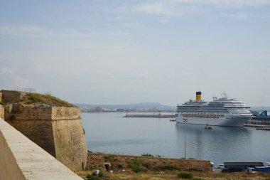 San Carlos Kalesi 'nin dış tahkimatlarından Akdeniz manzarası. San Carlos Kalesi ya da Castillo de San Carlos İspanya 'nın Palma limanını savunmak için inşa edilmiş bir kaledir..                              