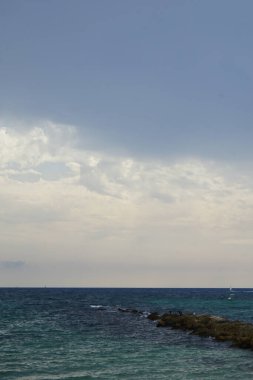 Eylül ayında İspanya 'nın Balearic Adaları, Palma de Mallorca kentinde bulunan Akdeniz kıyılarının manzarası.                                