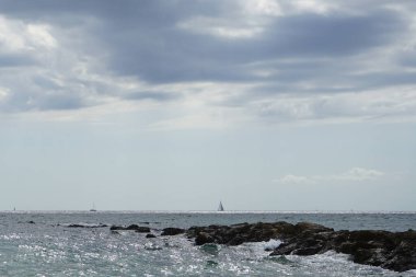 Suyla taşınan gemiler Eylül ayında Akdeniz 'e açılacak. Bir su aracı ya da su aracılığı ile seyahat etmek için tasarlanmış herhangi bir araçtır. Palma, Mallorca, İspanya.                