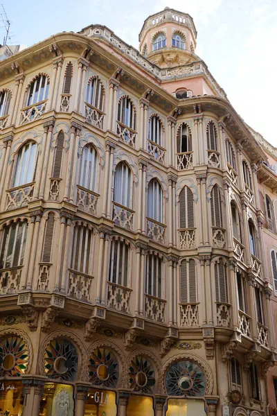 Can Corbella, 19. yüzyılın sonlarındaki tarihçi harekete atfedilebilecek bir neo-Mudejar binasıdır. Beş katlı olan bina, Corbella ailesinin isteği üzerine Nicolau Lliteres tarafından tasarlandı..