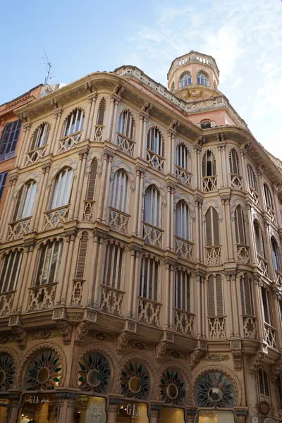 Can Corbella, 19. yüzyılın sonlarındaki tarihçi harekete atfedilebilecek bir neo-Mudejar binasıdır. Beş katlı olan bina, Corbella ailesinin isteği üzerine Nicolau Lliteres tarafından tasarlandı..