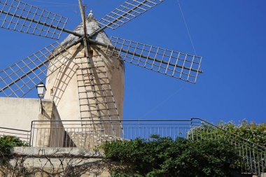 Tarihi değirmen Palma de Mallorca, Balearic Adaları, İspanya, Avrupa 'daki Es Jonquet değirmen bölgesinde yer almaktadır..                                