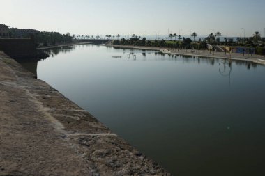 Eylül ayında Mallorca, İspanya 'nın tarihi merkezi Palma' dan Parc de la Mar ve Akdeniz manzarası.                                