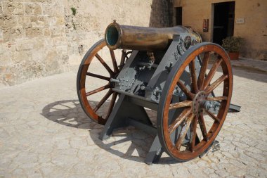 San Carlos Kalesi 'ndeki Mortero 210 topunun görüntüsü. San Carlos Kalesi ya da Castillo de San Carlos, 17.-18. yüzyıl kalesidir. Palma, Mallorca, İspanya.