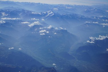 Eylül ayında Berlin 'den Palma de Mallorca' ya giden bir uçağın penceresinden Alplerin, nehirlerin ve göllerin muhteşem manzarası. Alpler, Avrupa 'nın en yüksek ve en geniş sıradağlarından biridir..