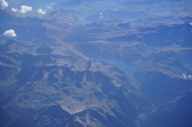 Eylül ayında Berlin 'den Palma de Mallorca' ya giden bir uçağın penceresinden Alplerin, nehirlerin ve göllerin muhteşem manzarası. Alpler, Avrupa 'nın en yüksek ve en geniş sıradağlarından biridir..                              