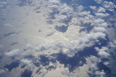 Eylül 'de Berlin' den Palma de Mallorca 'ya giden bir uçak penceresinden görülen bulutların ve Akdeniz' in fantastik manzarası..                                