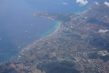 Eylül ayında Berlin 'den Palma de Mallorca' ya giden bir uçağın camından Akdeniz kıyılarının manzarası.                                