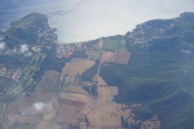 Eylül ayında Berlin 'den Palma de Mallorca' ya giden bir uçağın camından Akdeniz kıyılarının manzarası.                                