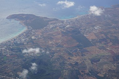 Eylül ayında Berlin 'den Palma de Mallorca' ya giden bir uçağın camından Akdeniz kıyılarının manzarası.                                