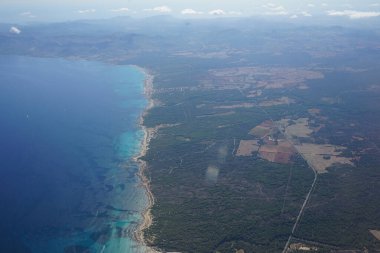 Eylül ayında Berlin 'den Palma de Mallorca' ya giden bir uçağın camından Akdeniz kıyılarının manzarası.                                