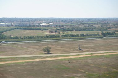 Eylül ayında Palma de Mallorca Havalimanı 'nın, Palma de Palma Oğlu Sant Joan Havalimanı' nın çevresi bir uçak penceresinden görüldü. Palma, Mallorca, İspanya. 