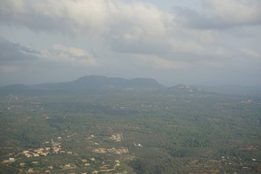 Eylül ayında Palma de Mallorca Havalimanı 'nın, Palma de Palma Oğlu Sant Joan Havalimanı' nın çevresi bir uçak penceresinden görüldü. Palma, Mallorca, İspanya. 