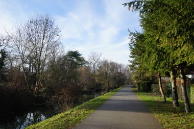Şubat ayında Wuhle nehri ile güzel bir kış manzarası. Wuhle, Spree 'ye küçük bir sağ yaka haracı. Berlin, Almanya, Avrupa. 