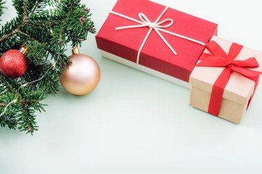Yeşil arka planda Noel hediyeleri ve takılar. Kış tatili, Noel ve Yeni Yıl konsepti. Üst görünüm, alanı kopyala.