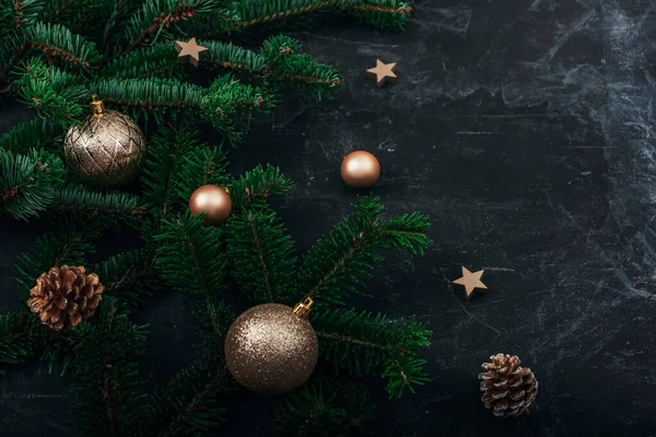 Weihnachtsbaumzweige Goldene Kugeln Und Tannenzapfen Auf Schwarzem Hintergrund Neujahrskonzept Ansicht — Stockfoto
