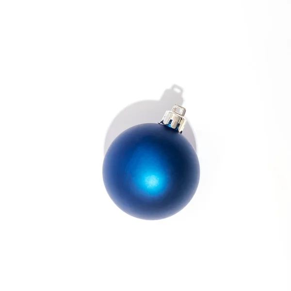 Bola Natal Azul Fundo Branco Com Sombra Afiada Vista Superior — Fotografia de Stock