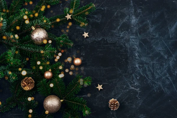 Гілки Ялинки Золоті Вафлі Соснові Шишки Чорному Тлі Різдвяними Боке — стокове фото