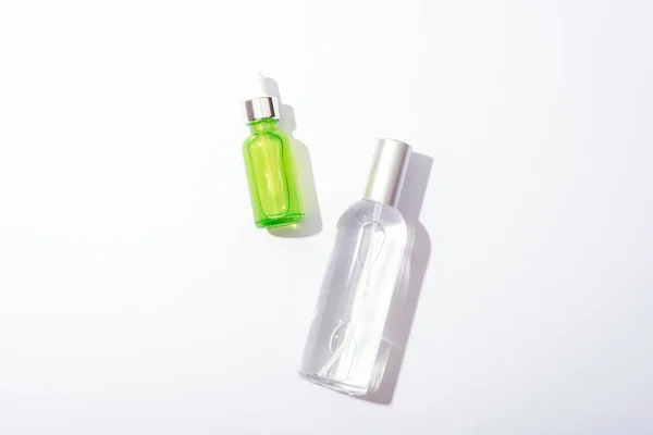 Kosmetické Láhve Sérem Tonikem Bílém Pozadí Ostré Stíny Přírodní Kosmetický — Stock fotografie