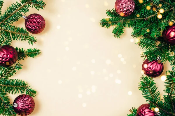 Ялинкові Гілки Фіолетові Різдвяні Сукні Золотими Боке Світлами Бежевому Фоні — стокове фото