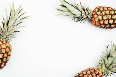 Beyaz arka planda ananas. Tropik meyveler, sağlıklı yiyecekler. Üst görünüm, düz görünüm, kopyalama alanı.