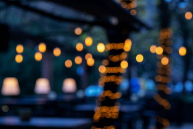 Geceleri sokak kafesi Bokeh ışıkları ile bulanık arkaplan.