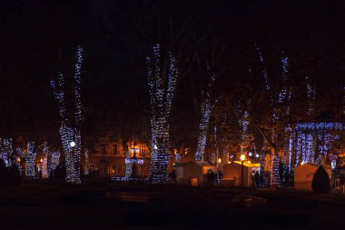 Zrinjevac şehir parkı, Zagreb ve Hırvatistan 'ın Noel gecesi süslendi.