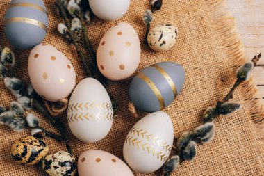 Söğüt dallı çuval bezinde paskalya yumurtaları. Paskalya bayramı geçmişi. Yakın çekim..