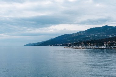 Hırvatistan 'ın Opatija kentinde deniz kenti. Arka plandaki dağların güzel manzarası.