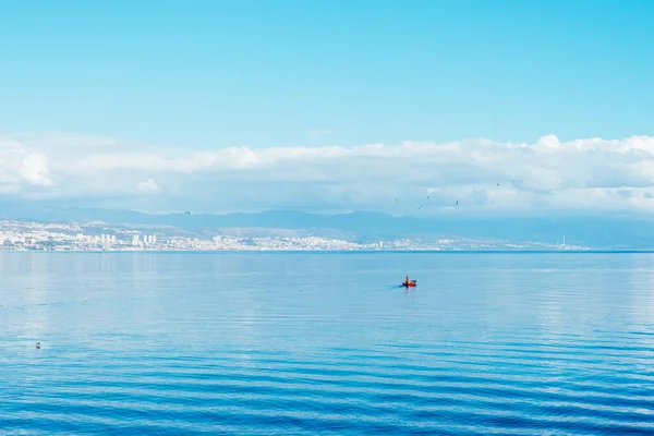 Vackert Blått Hav Med Fiskebåt Utsikt Över Rijeka Stad Kroatien — Stockfoto