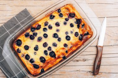 Ev yapımı kek, krepteki ahşap tablo, üstten görünüm.