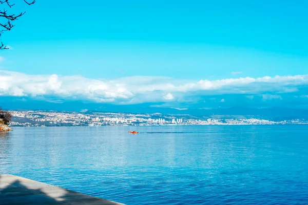 Hermoso Mar Azul Con Barco Pesca Vista Ciudad Rijeka Croacia — Foto de Stock