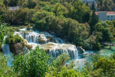 Krka Ulusal Parkı 'ndaki şelale manzarası. Skradinski Buk, Dalmaçya, Hırvatistan.