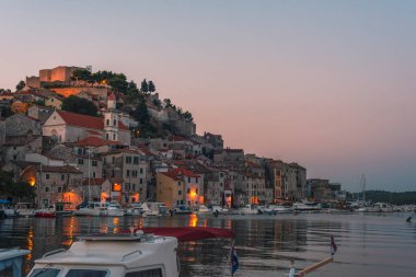 Akşamları eski Sibenik kasabası, Dalmaçya, Hırvatistan.