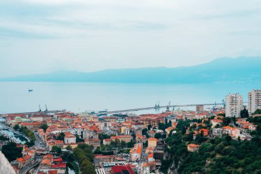 Rijeka Hırvatistan - 13 Temmuz 2023: Rijeka kentinin havadan görünüşü.