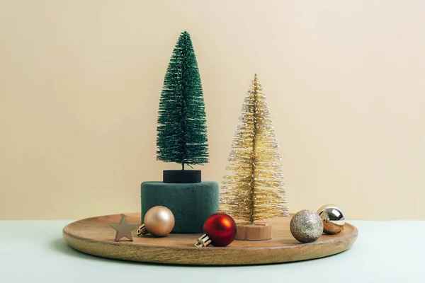 Weihnachtsschmuck Tannenbäume Und Kugeln Auf Einem Holztablett Auf Beigem Hintergrund — Stockfoto