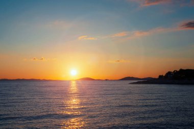 Denizde güzel bir gün batımı. Cinayet, Hırvatistan.