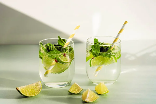 Two Mojito Drinks Straw Table Slices Lime Cold Refreshing Drinks — Stock Photo, Image