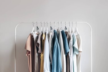 Şık kadın kıyafetleriyle doldur. Alışveriş mağazası, güzellik, moda kavramı.