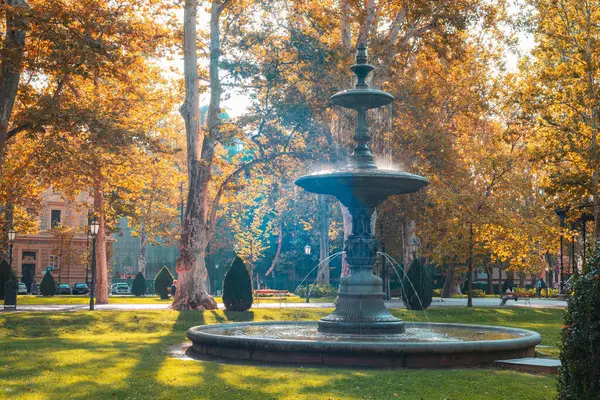 Sonbaharda Şehir Parkındaki Çeşme Zagreb Hırvatistan - Stok İmaj