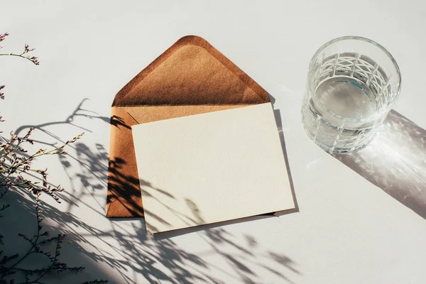 Zarfta Boş Kart Bir Bardak Beyaz Masa Üzerinde Güneş Işığı Telifsiz Stok Fotoğraflar