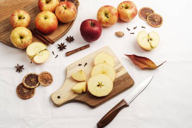 Beyaz masa arkasındaki tahtada taze olgun elmalar. - Evet. Sonbahar hasadı, elmalı turta konsepti için malzemeler. Üst manzara, düz uzanma.