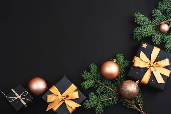 Altın Noel Baloları Hediyeler Siyah Arka Plandaki Süslemeler Şenlikli Düzlük Stok Fotoğraf